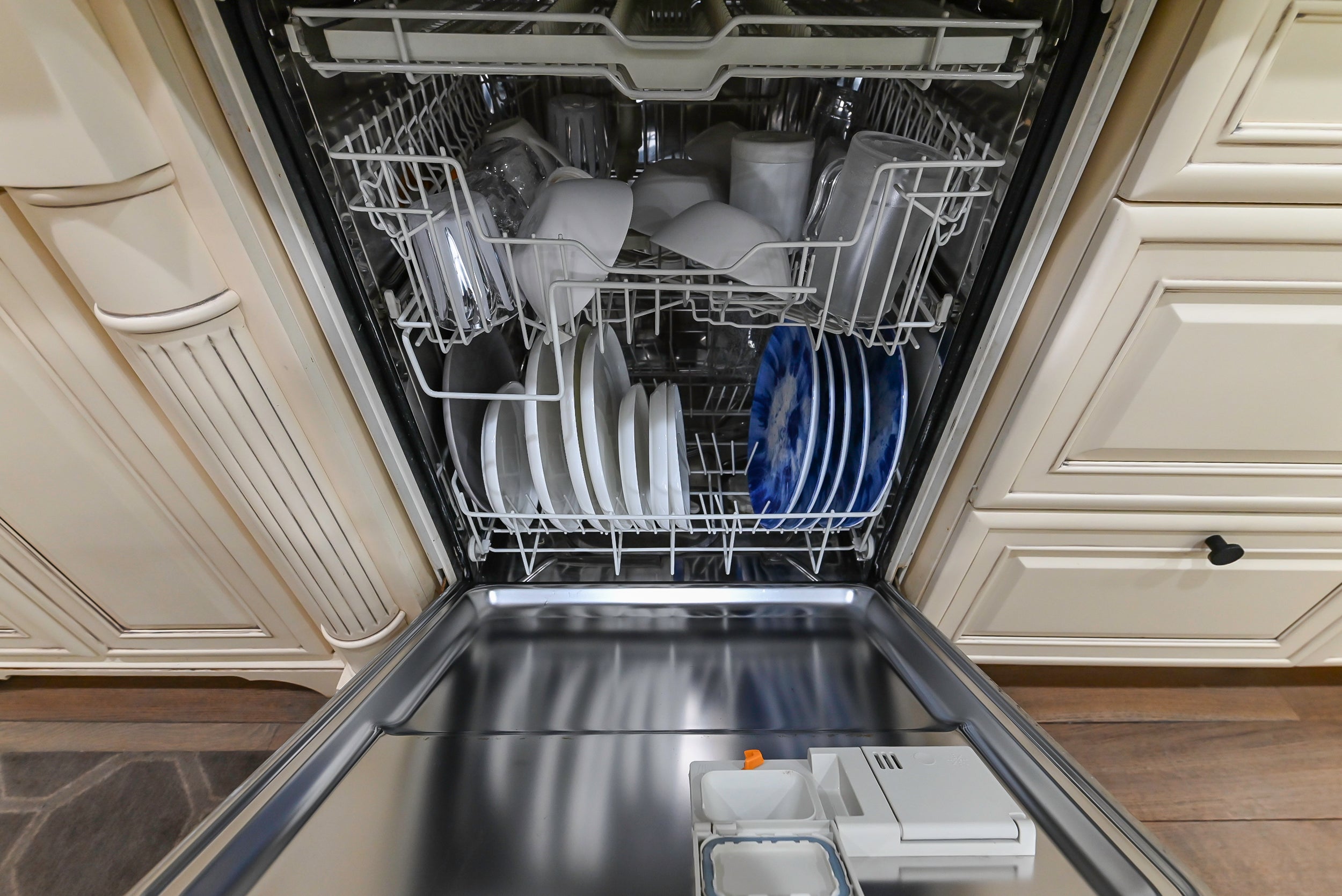 Brookhaven Beauty: Traditional Cream Kitchen with Island & Appliances