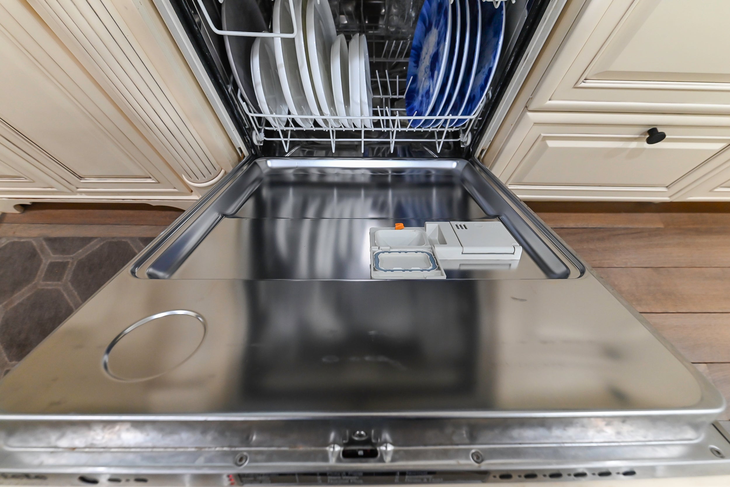 Brookhaven Beauty: Traditional Cream Kitchen with Island & Appliances