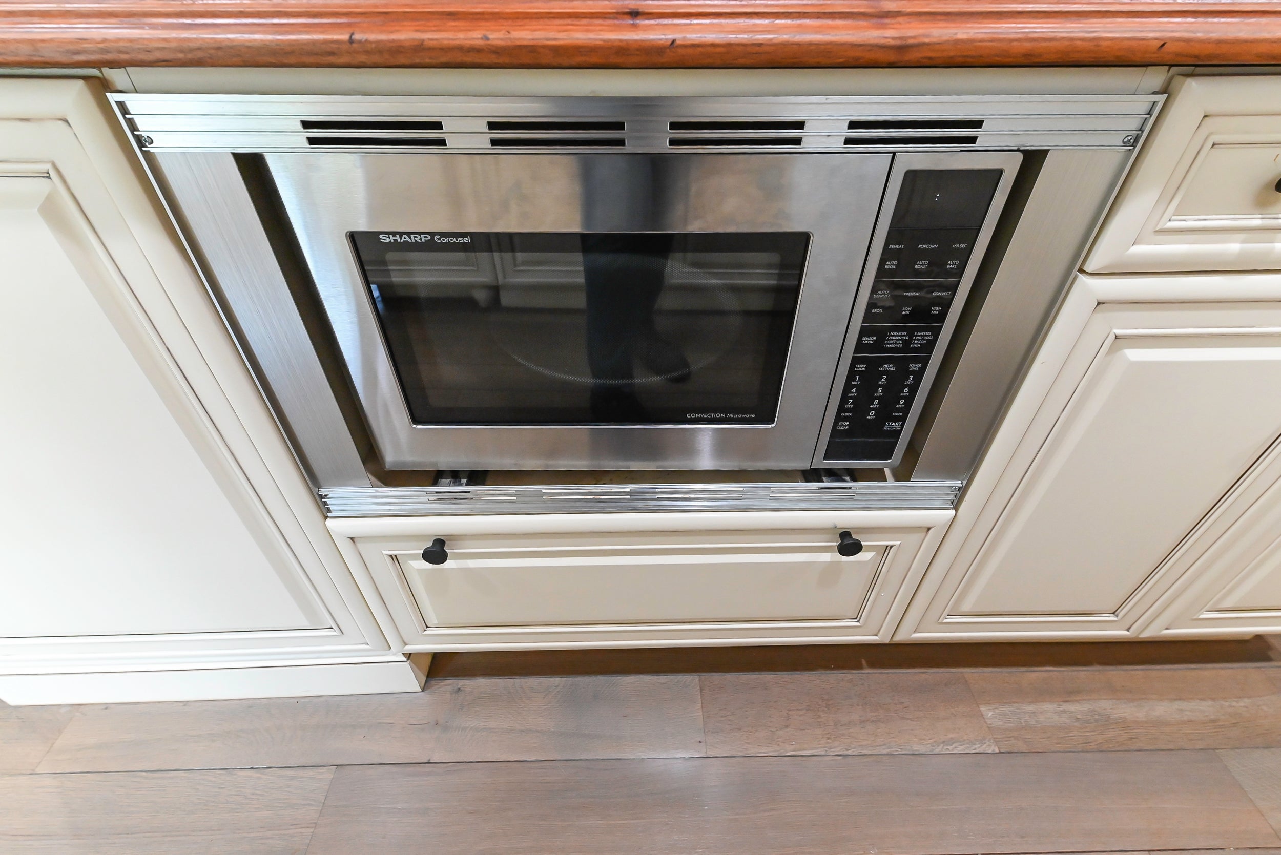 Brookhaven Beauty: Traditional Cream Kitchen with Island & Appliances