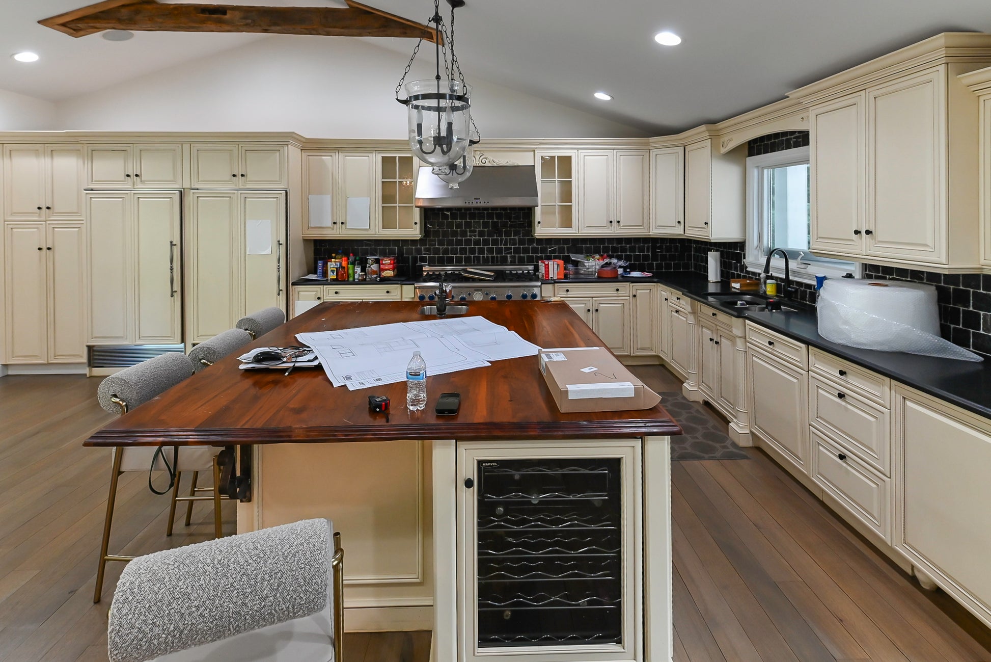 Brookhaven Traditional Cream Pre-Owned Kitchen with Island, Granite Countertops and Appliances