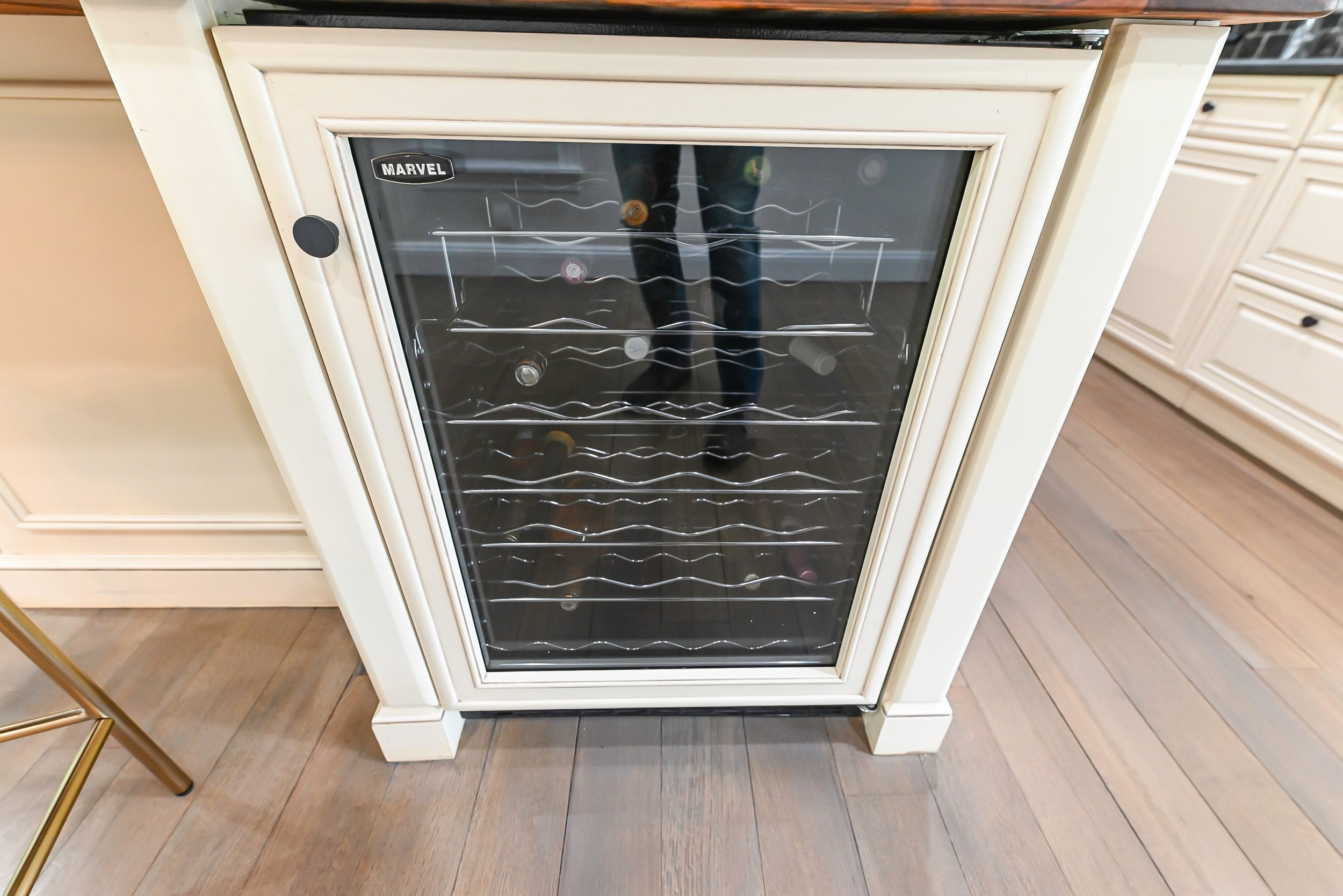 Brookhaven Beauty: Traditional Cream Kitchen with Island & Appliances