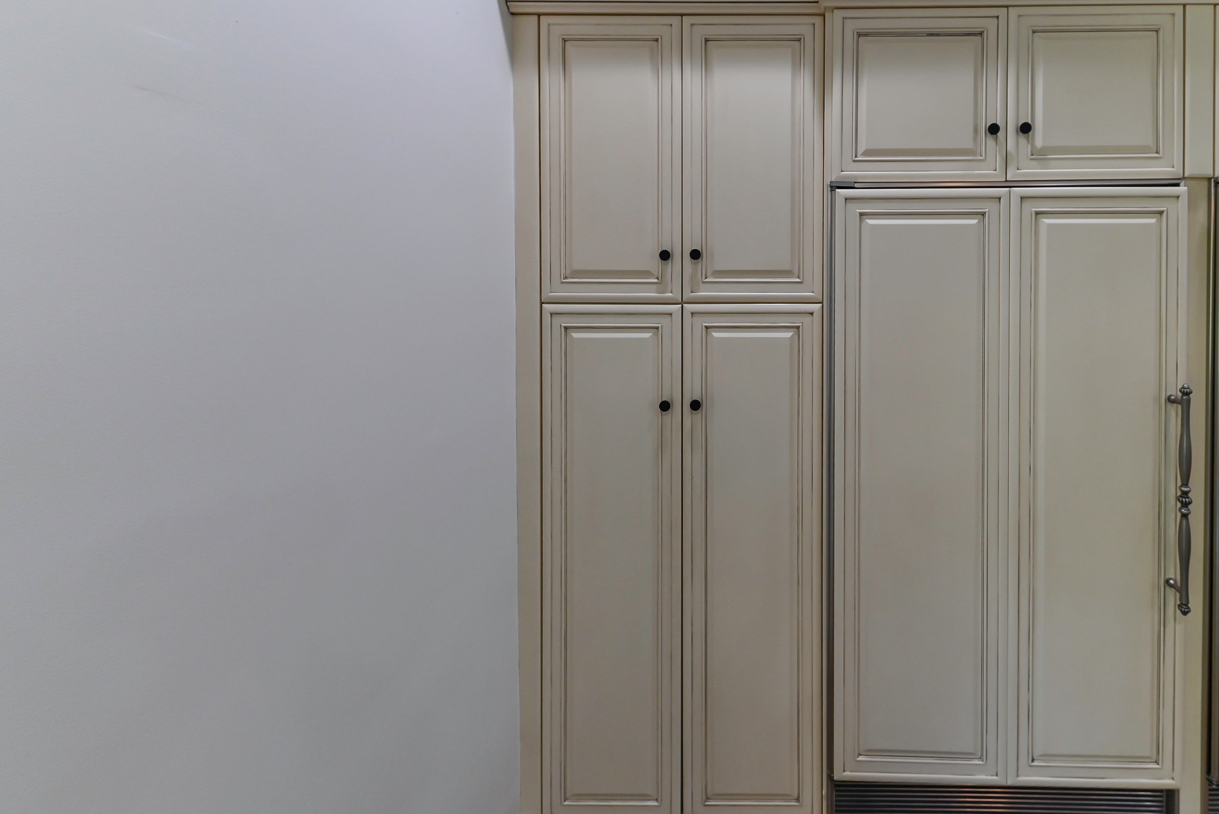 Brookhaven Beauty: Traditional Cream Kitchen with Island & Appliances