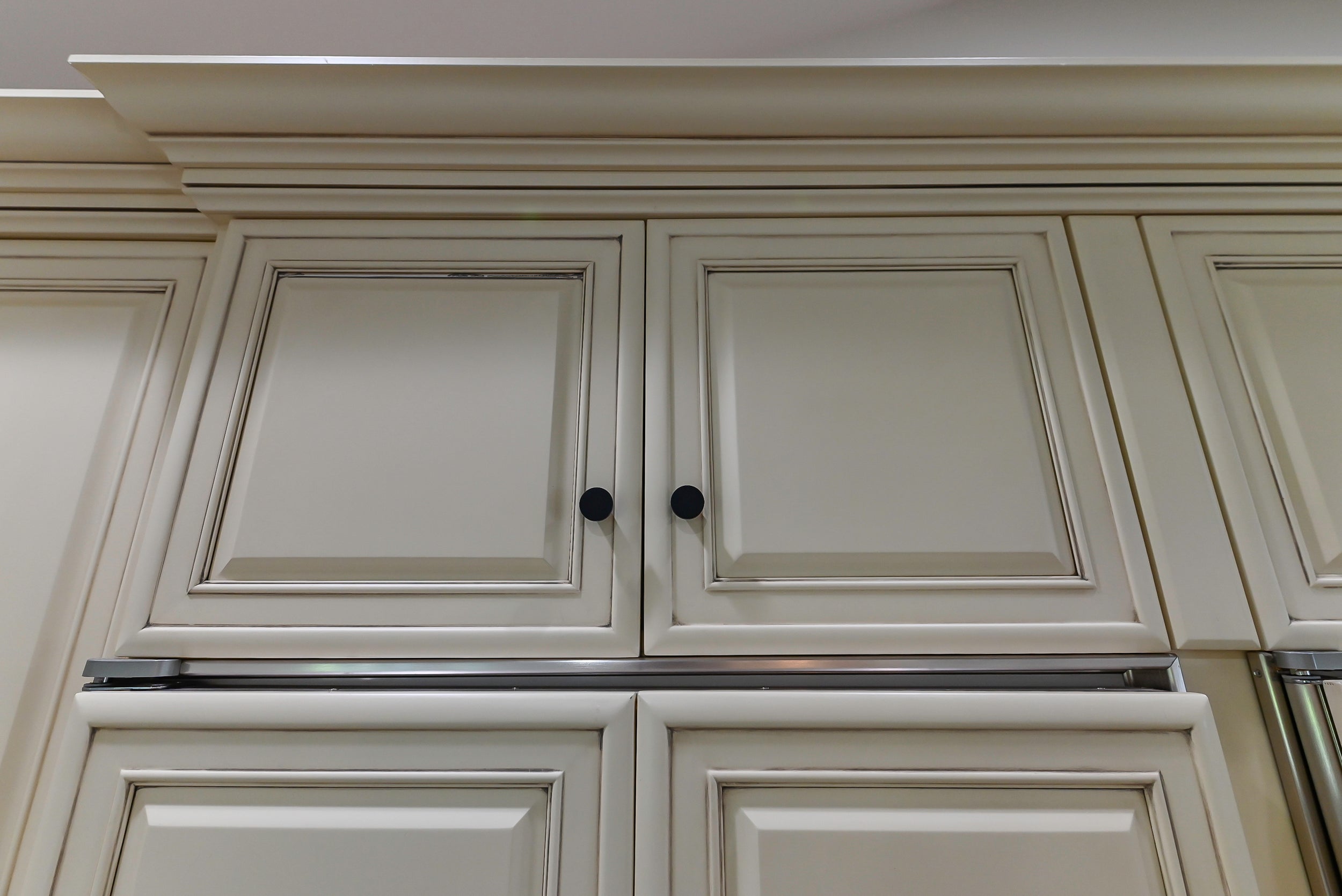 Brookhaven Beauty: Traditional Cream Kitchen with Island & Appliances