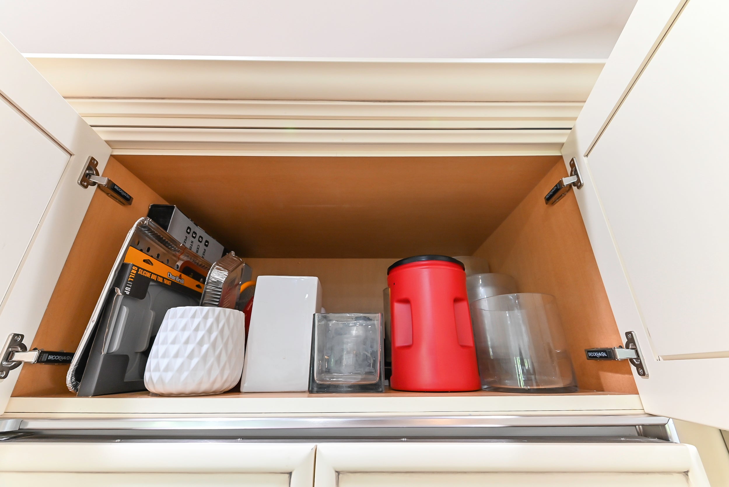 Brookhaven Beauty: Traditional Cream Kitchen with Island & Appliances