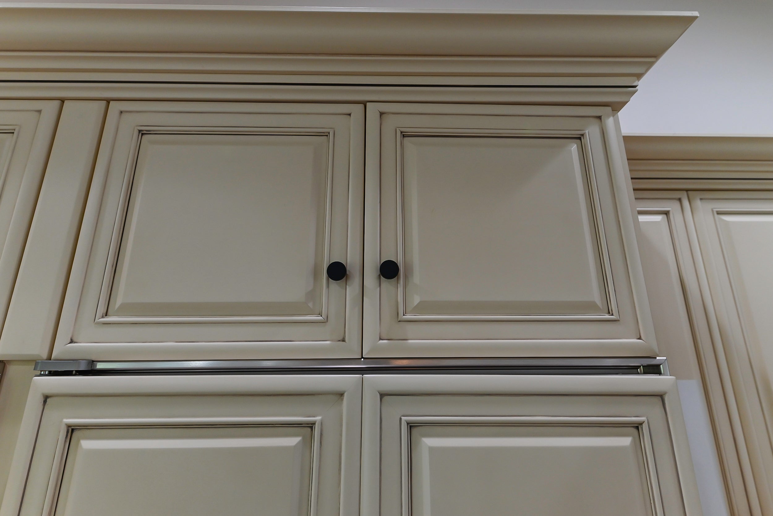 Brookhaven Beauty: Traditional Cream Kitchen with Island & Appliances