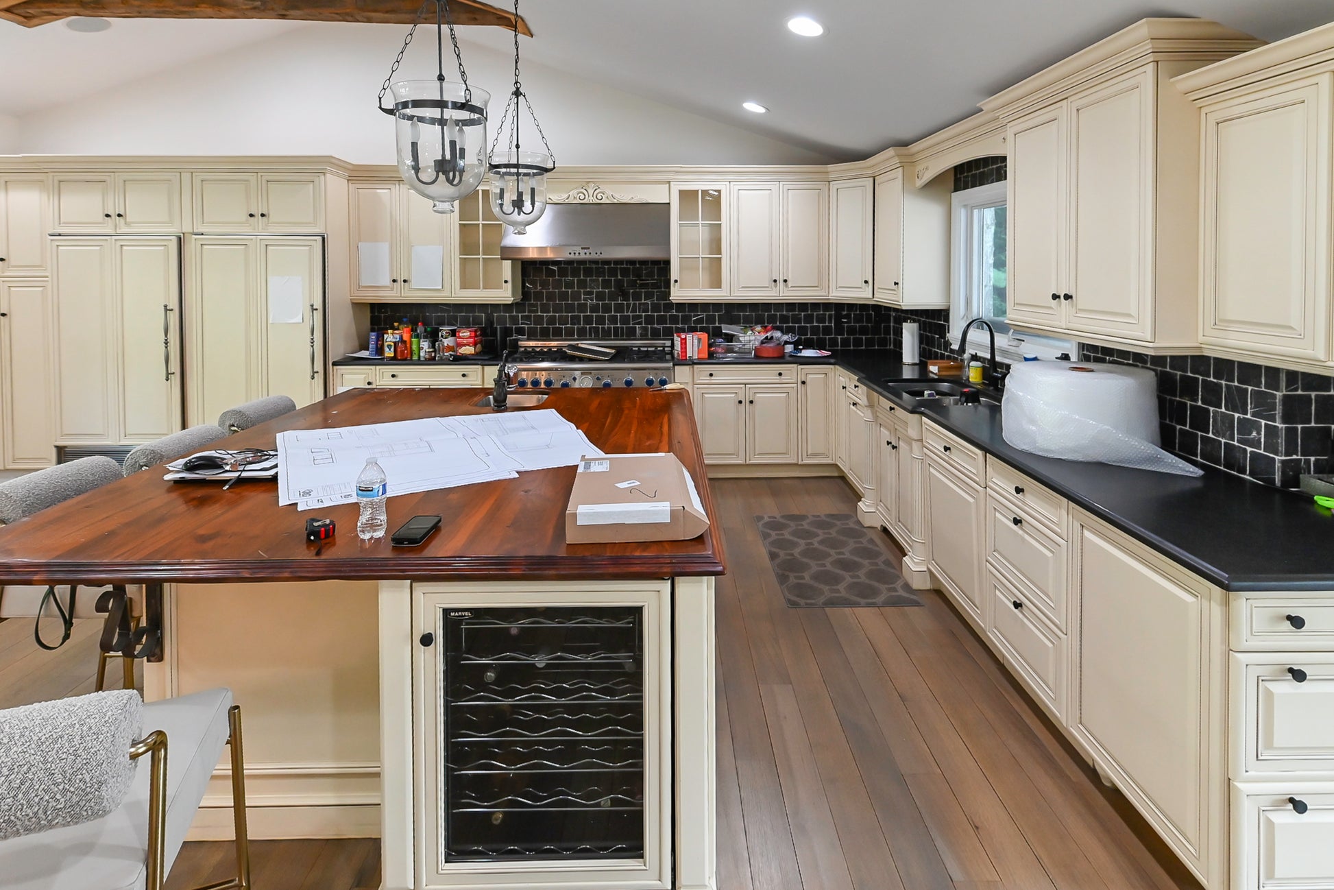 Brookhaven Traditional Cream Pre-Owned Kitchen with Island, Granite Countertops and Appliances