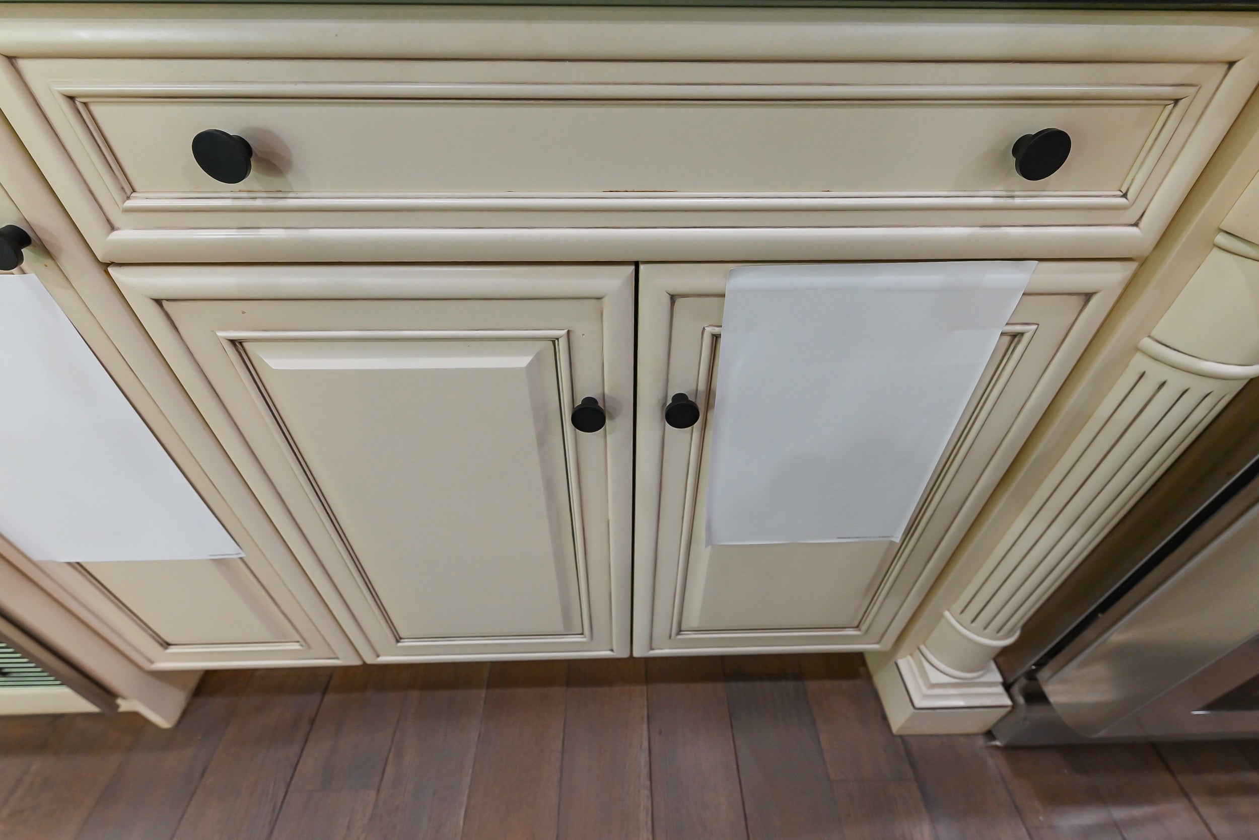 Brookhaven Beauty: Traditional Cream Kitchen with Island & Appliances