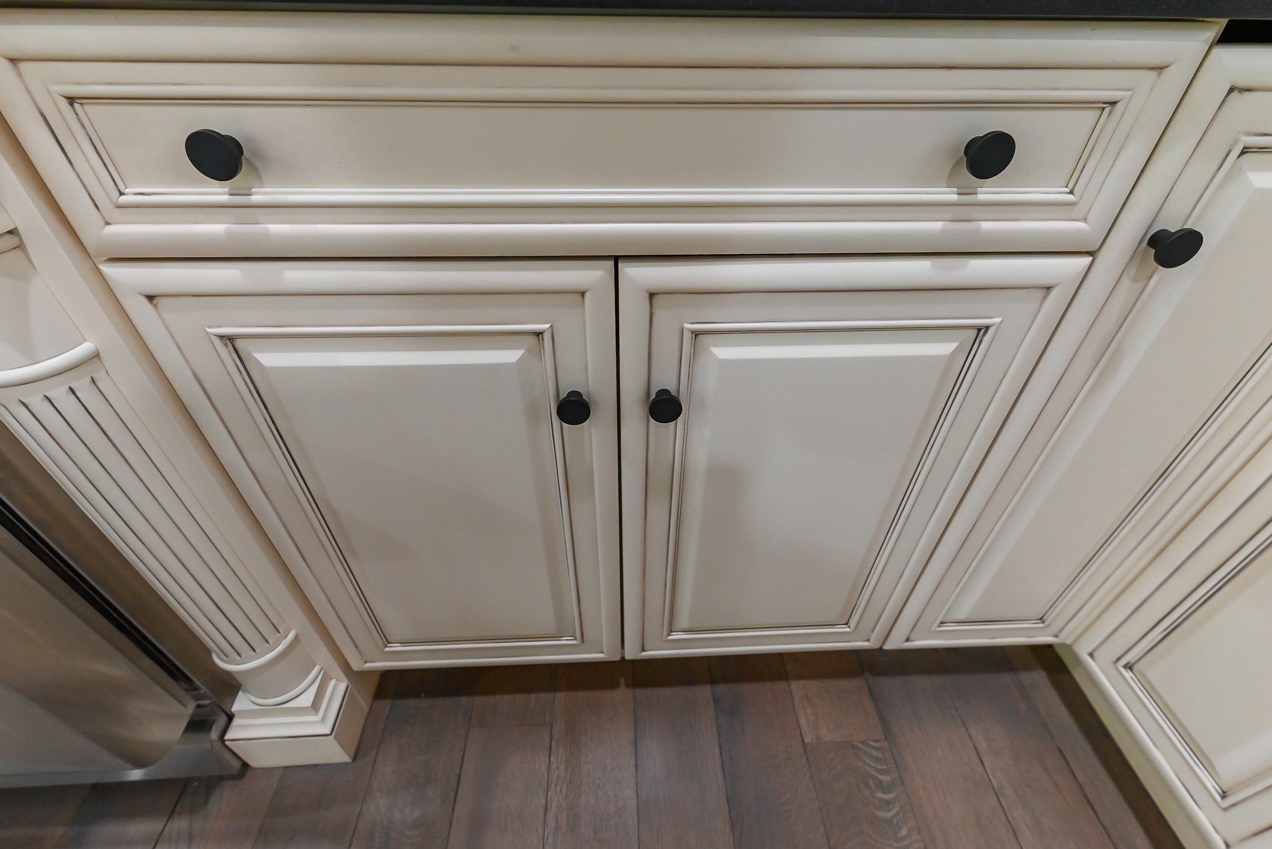 Brookhaven Beauty: Traditional Cream Kitchen with Island & Appliances
