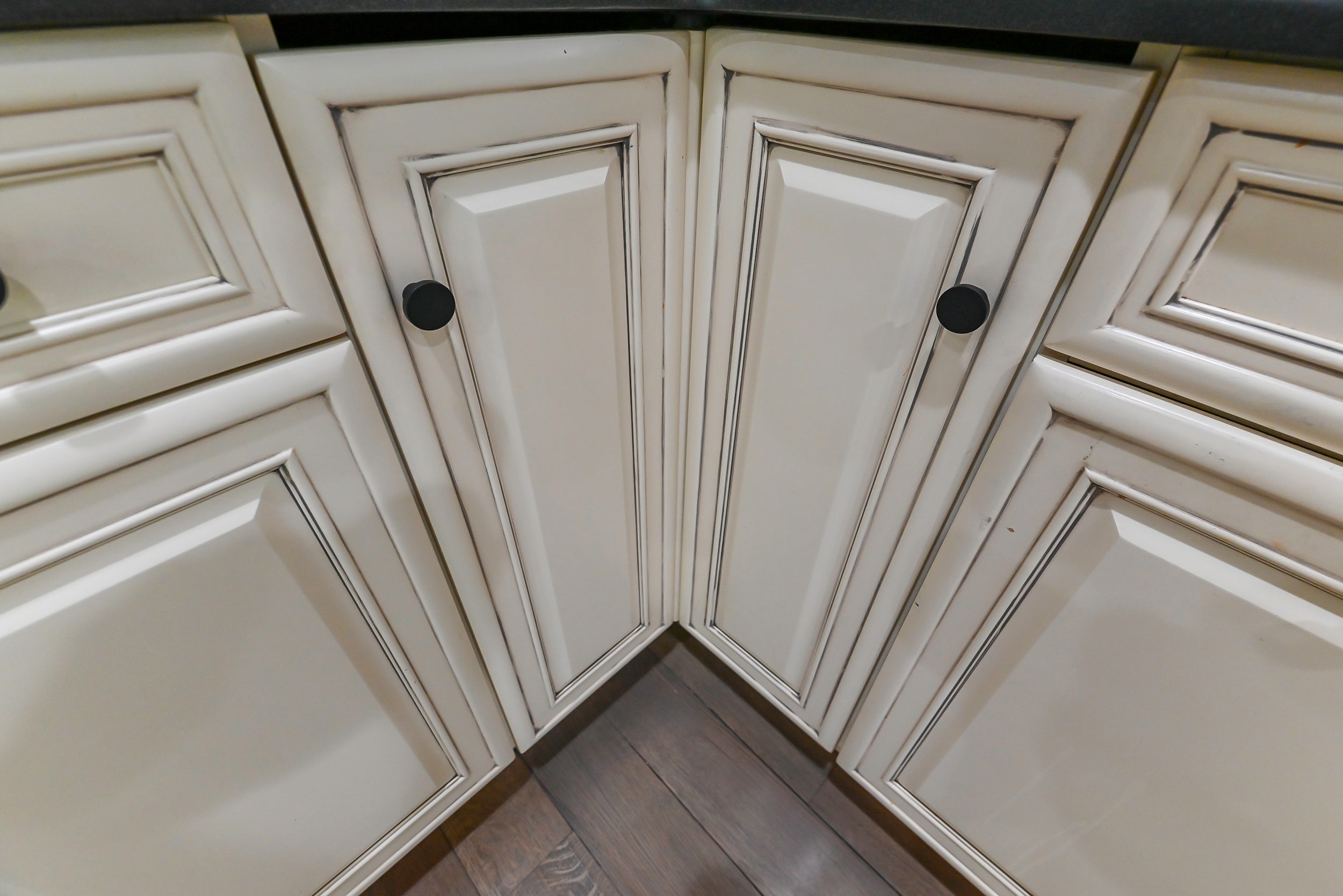 Brookhaven Beauty: Traditional Cream Kitchen with Island & Appliances
