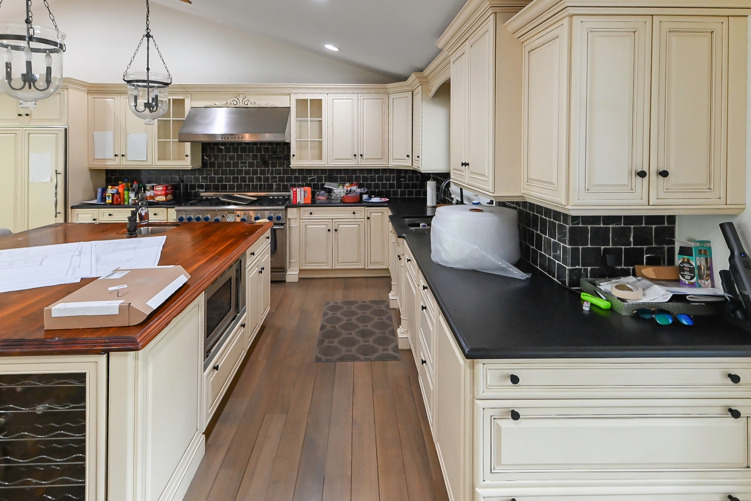 Brookhaven Traditional Cream Pre-Owned Kitchen with Island, Granite Countertops and Appliances