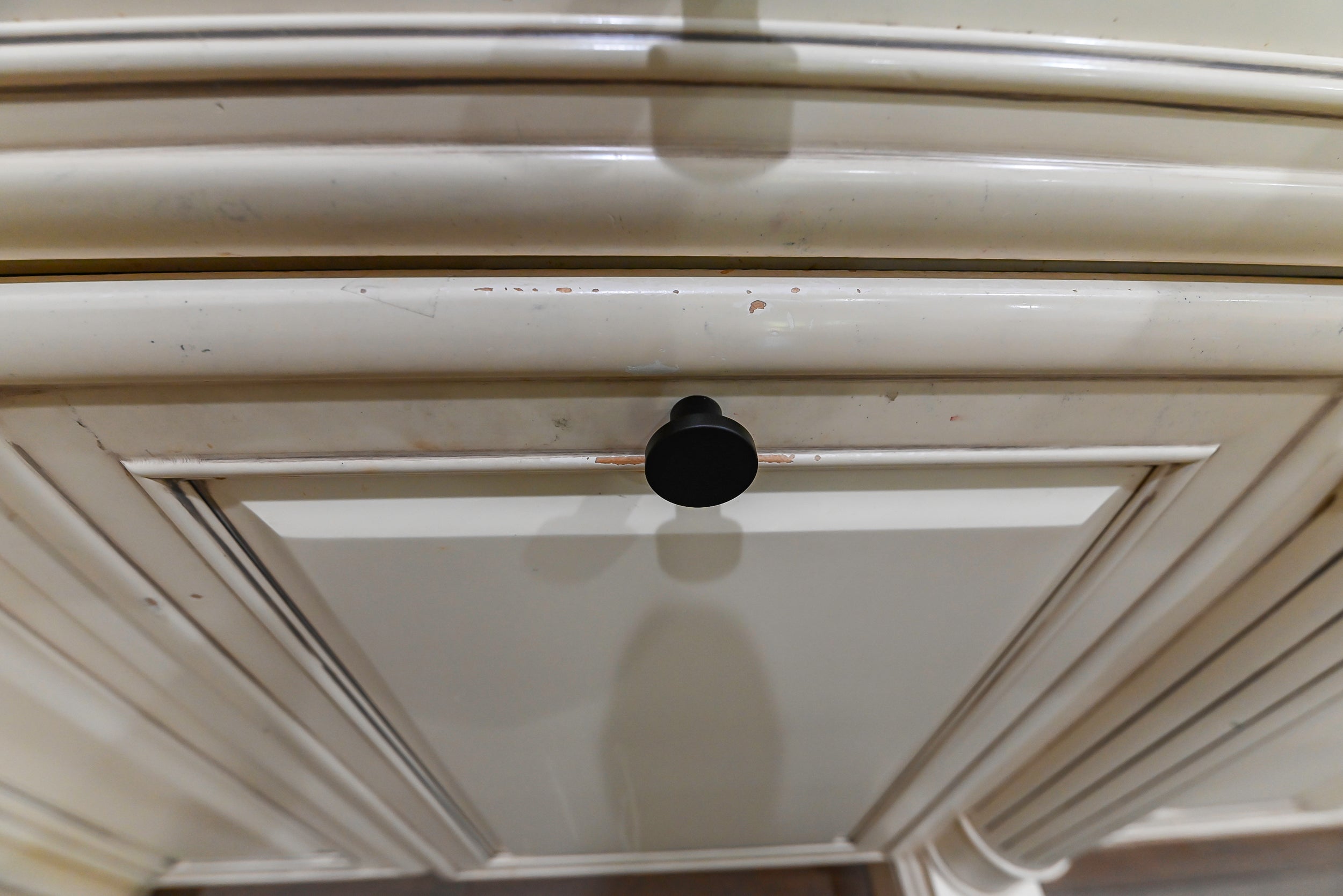 Brookhaven Beauty: Traditional Cream Kitchen with Island & Appliances