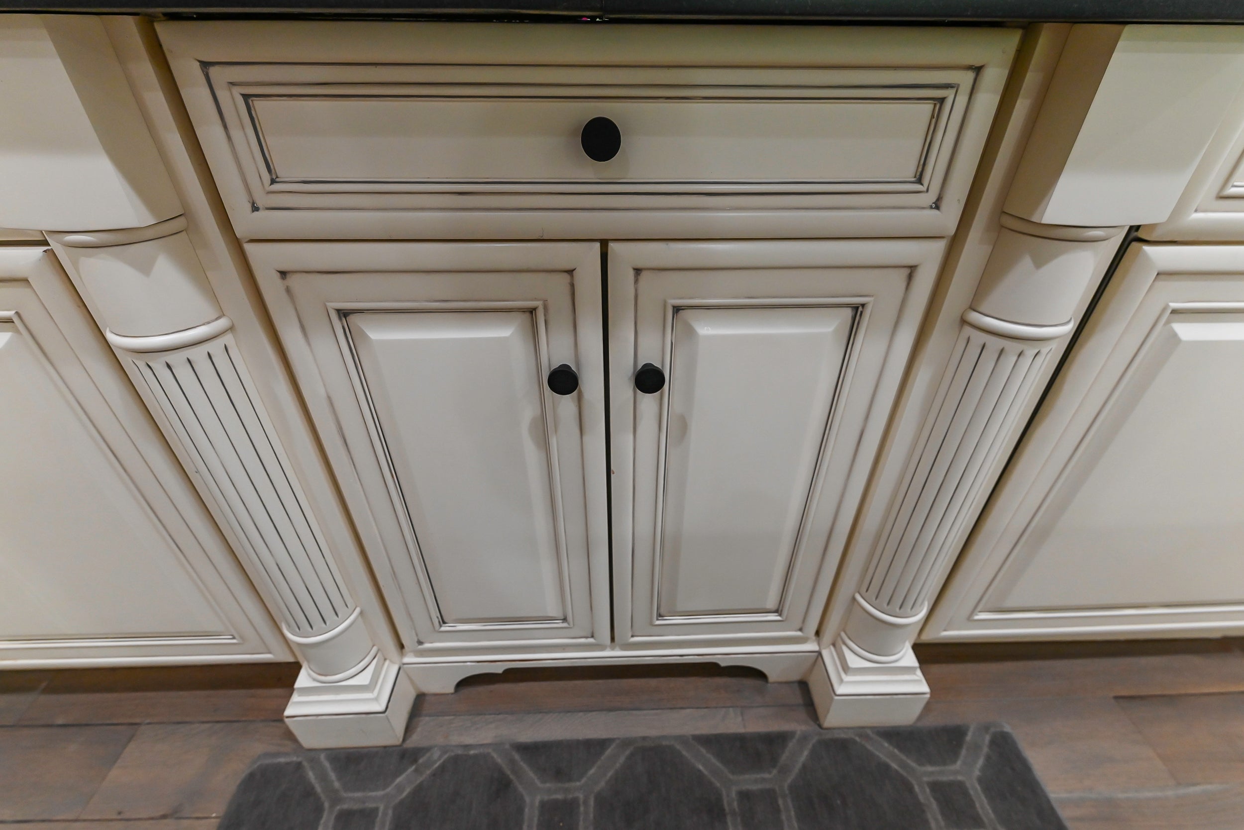 Brookhaven Beauty: Traditional Cream Kitchen with Island & Appliances