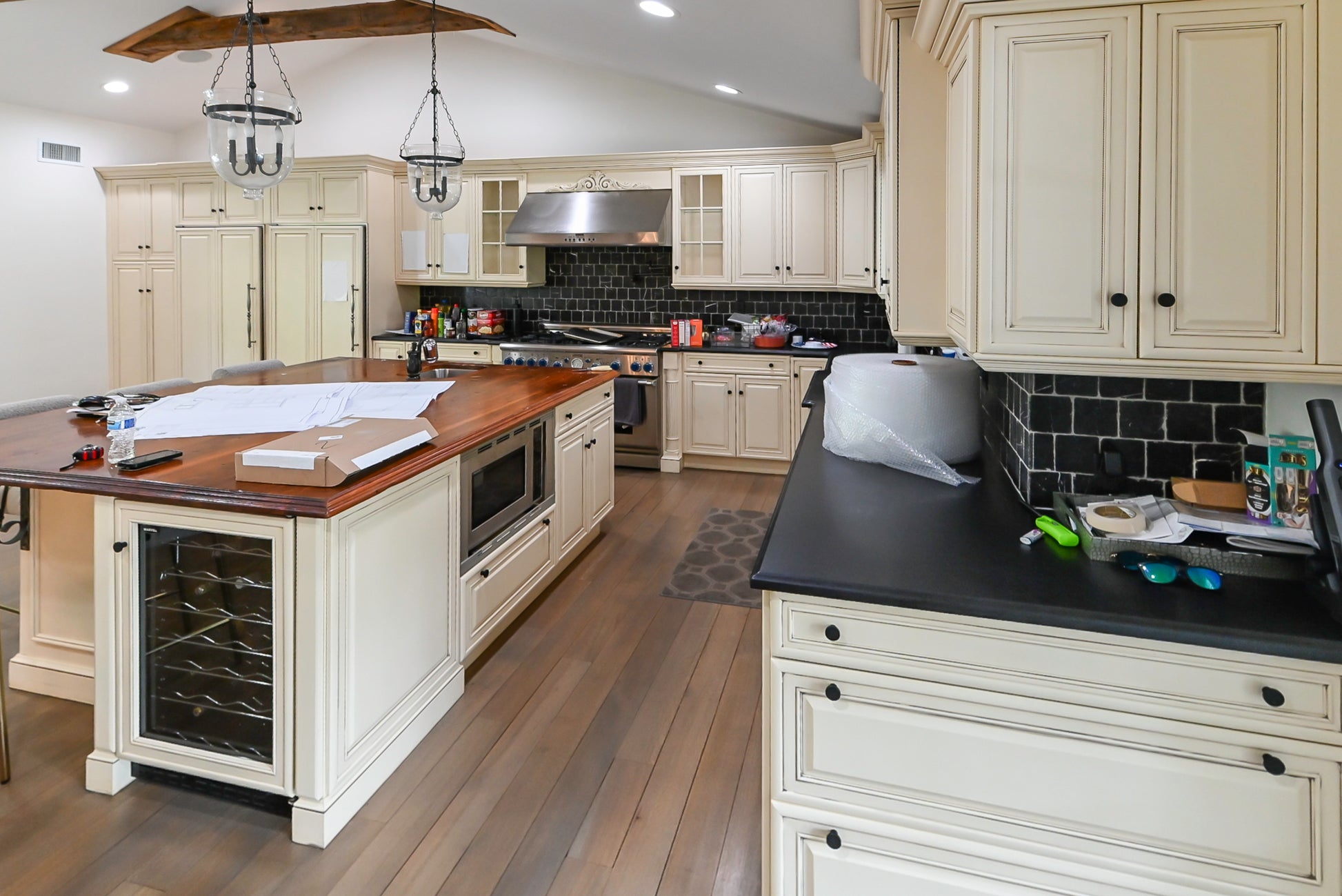 Brookhaven Traditional Cream Pre-Owned Kitchen with Island, Granite Countertops and Appliances