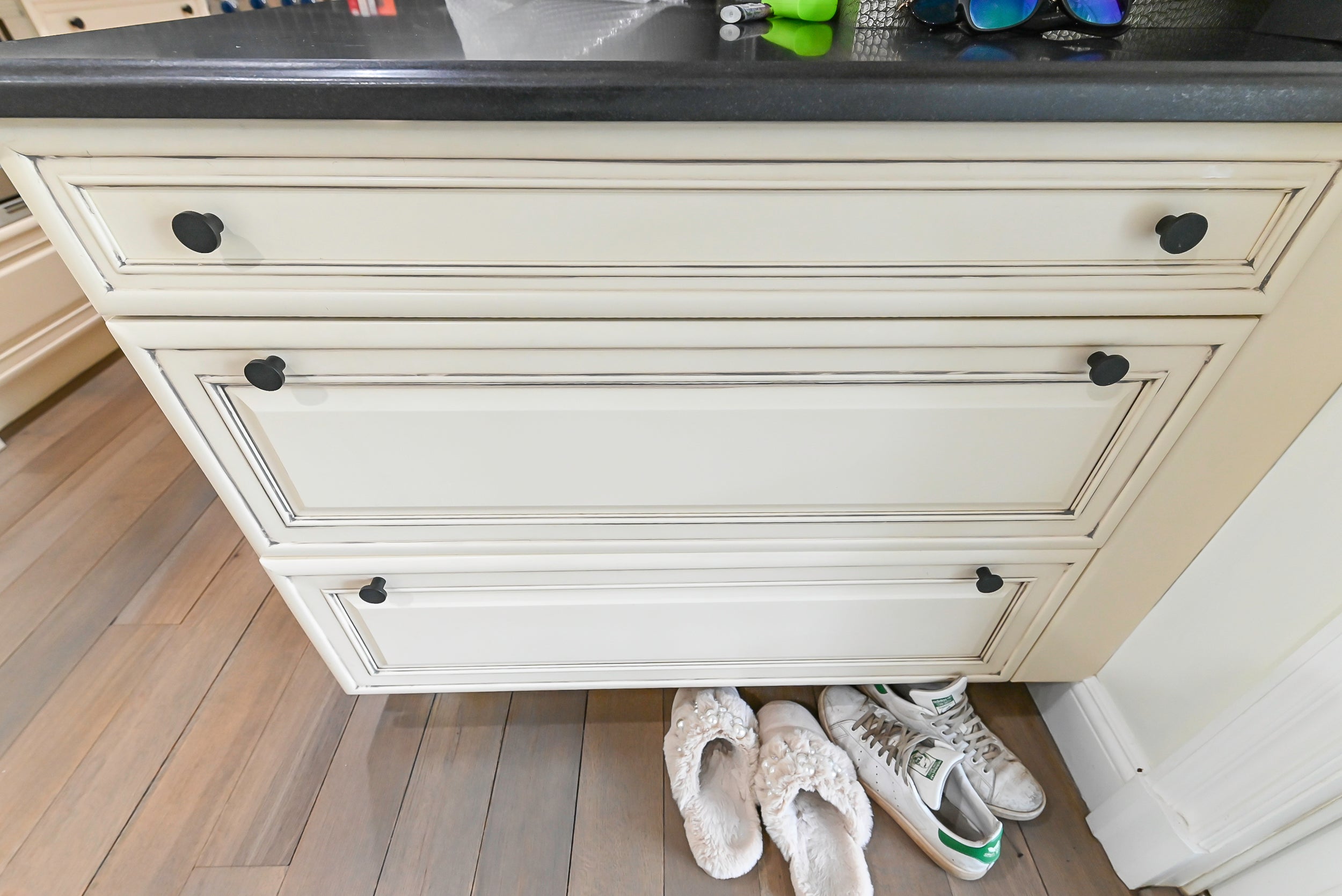 Brookhaven Beauty: Traditional Cream Kitchen with Island & Appliances