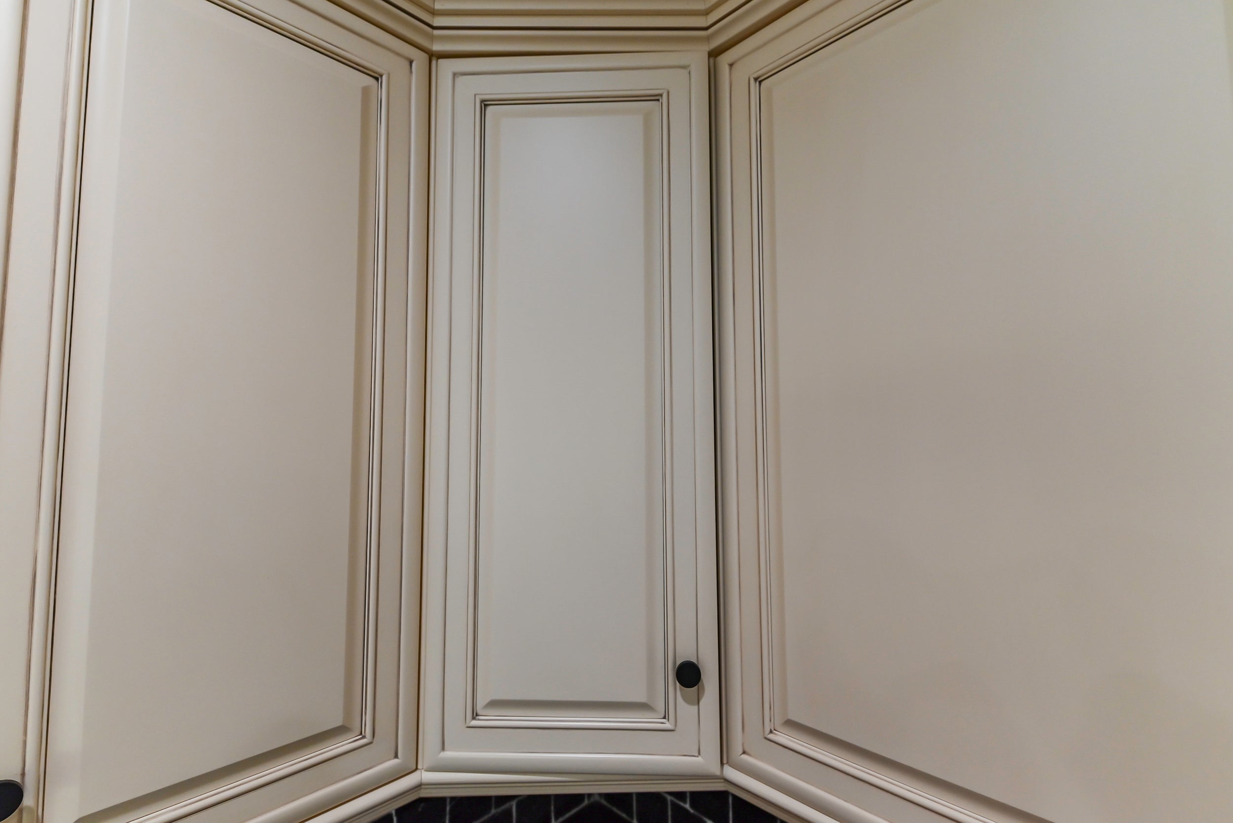 Brookhaven Beauty: Traditional Cream Kitchen with Island & Appliances