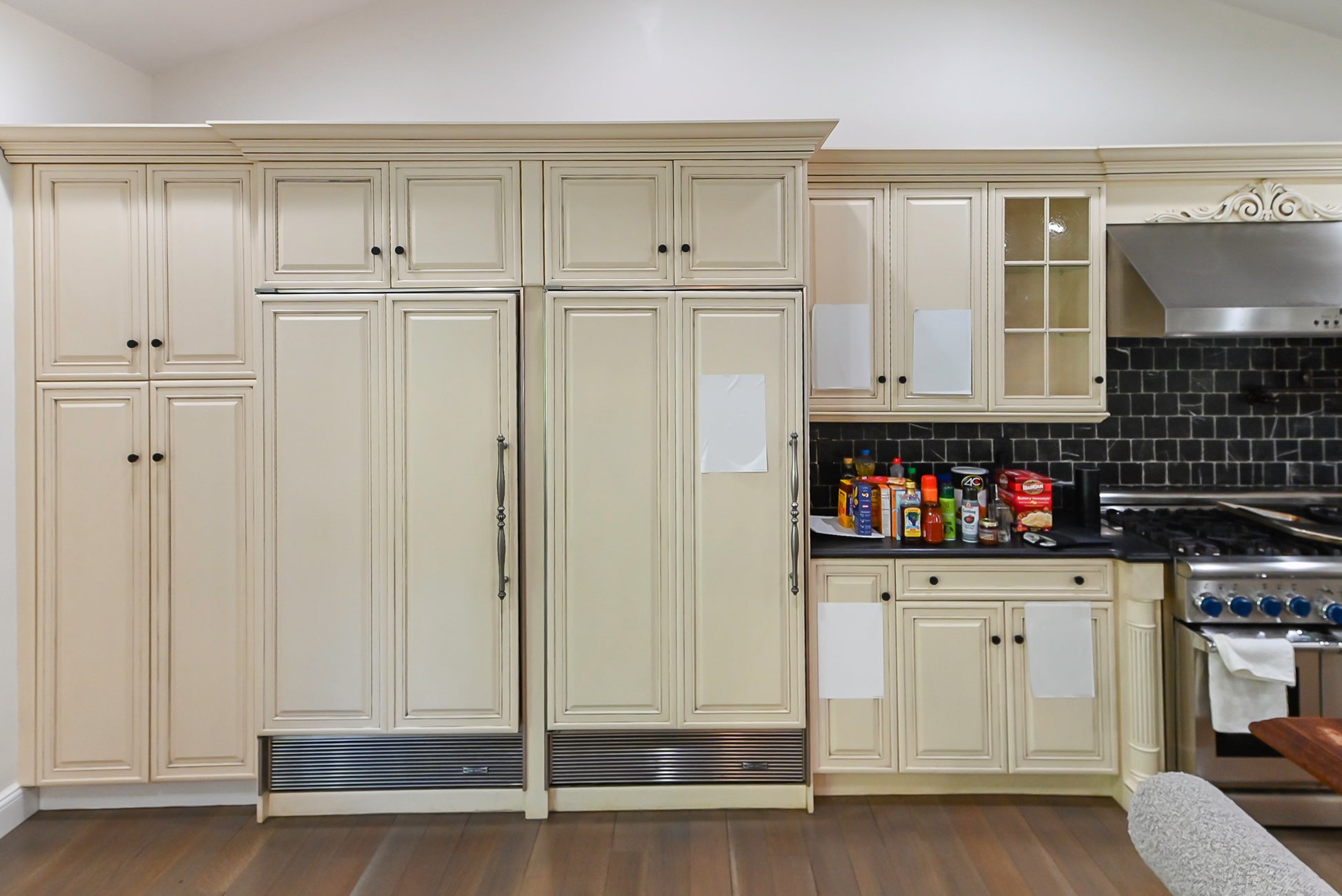 Brookhaven Traditional Cream Pre-Owned Kitchen with Island, Granite Countertops and Appliances