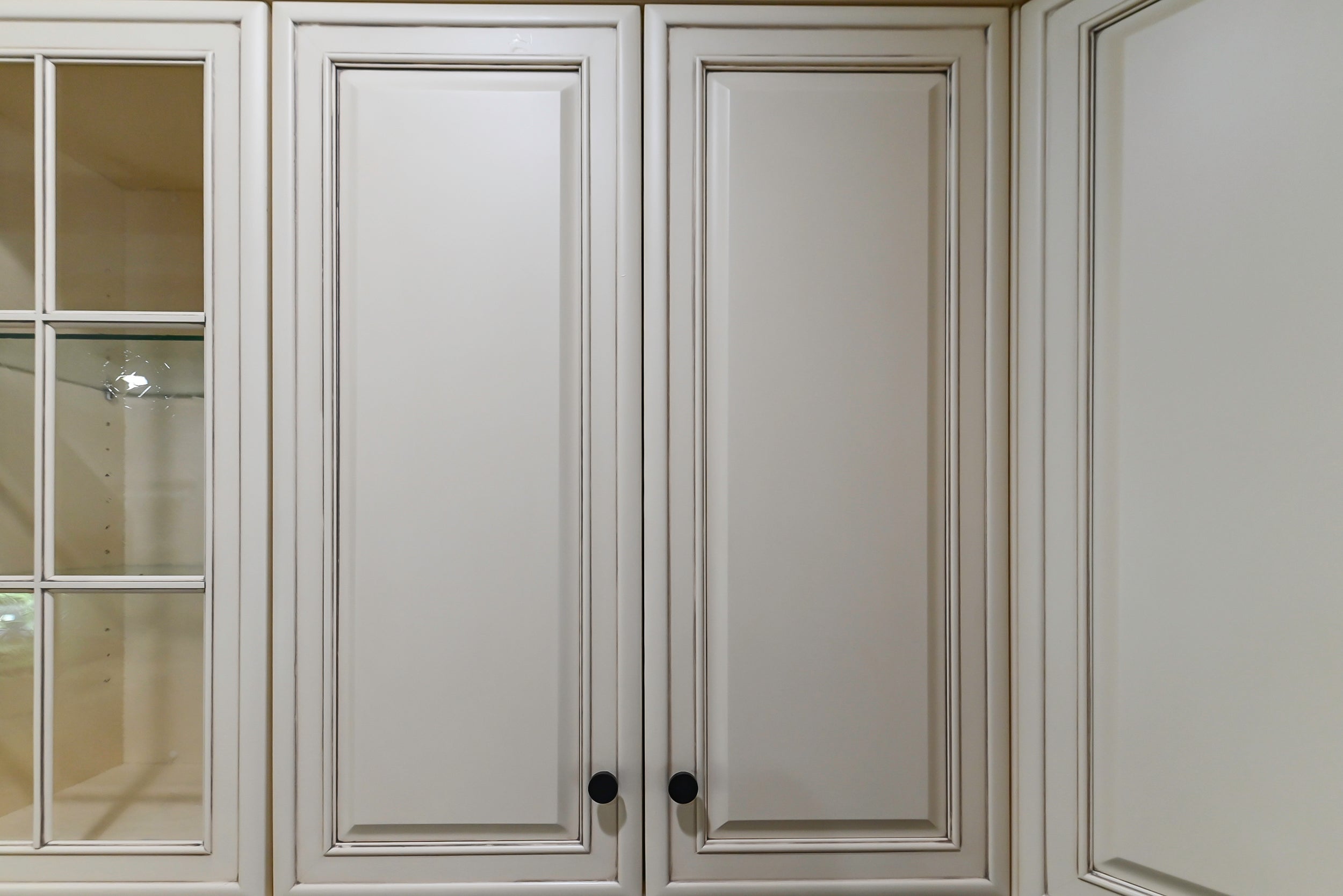 Brookhaven Beauty: Traditional Cream Kitchen with Island & Appliances