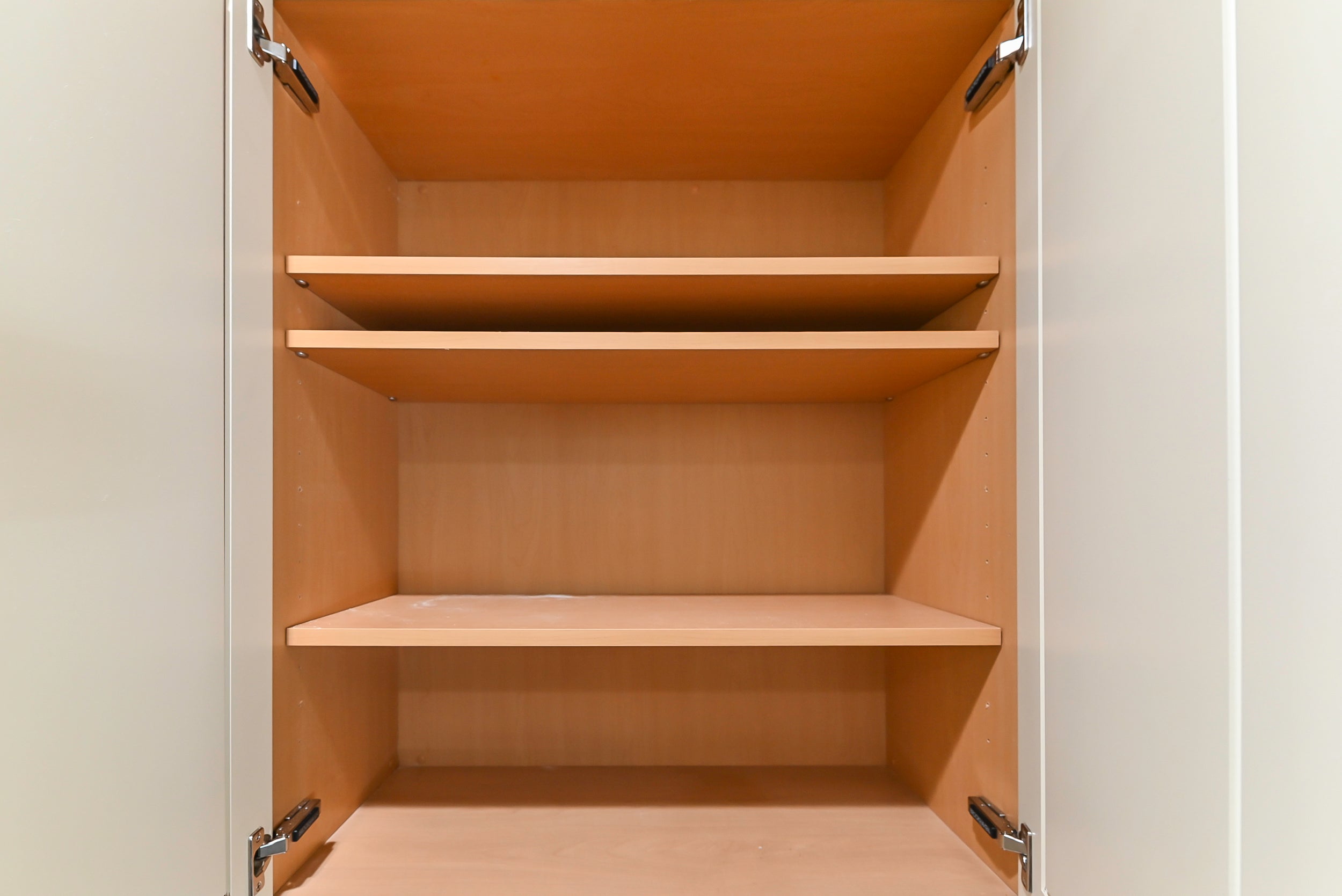 Brookhaven Beauty: Traditional Cream Kitchen with Island & Appliances