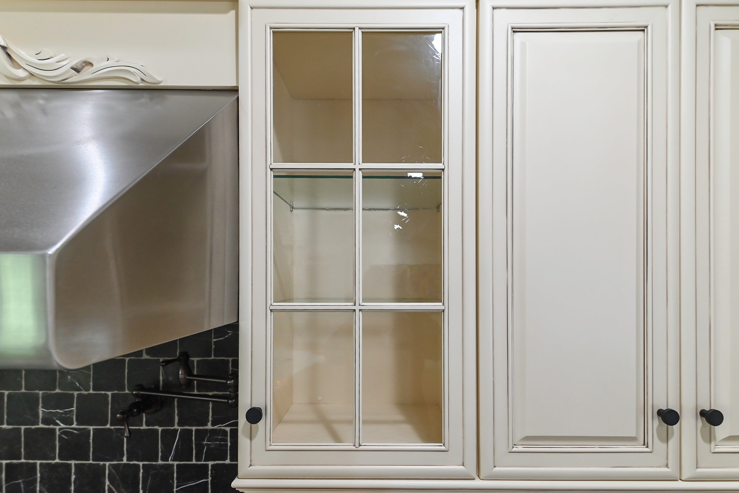 Brookhaven Beauty: Traditional Cream Kitchen with Island & Appliances