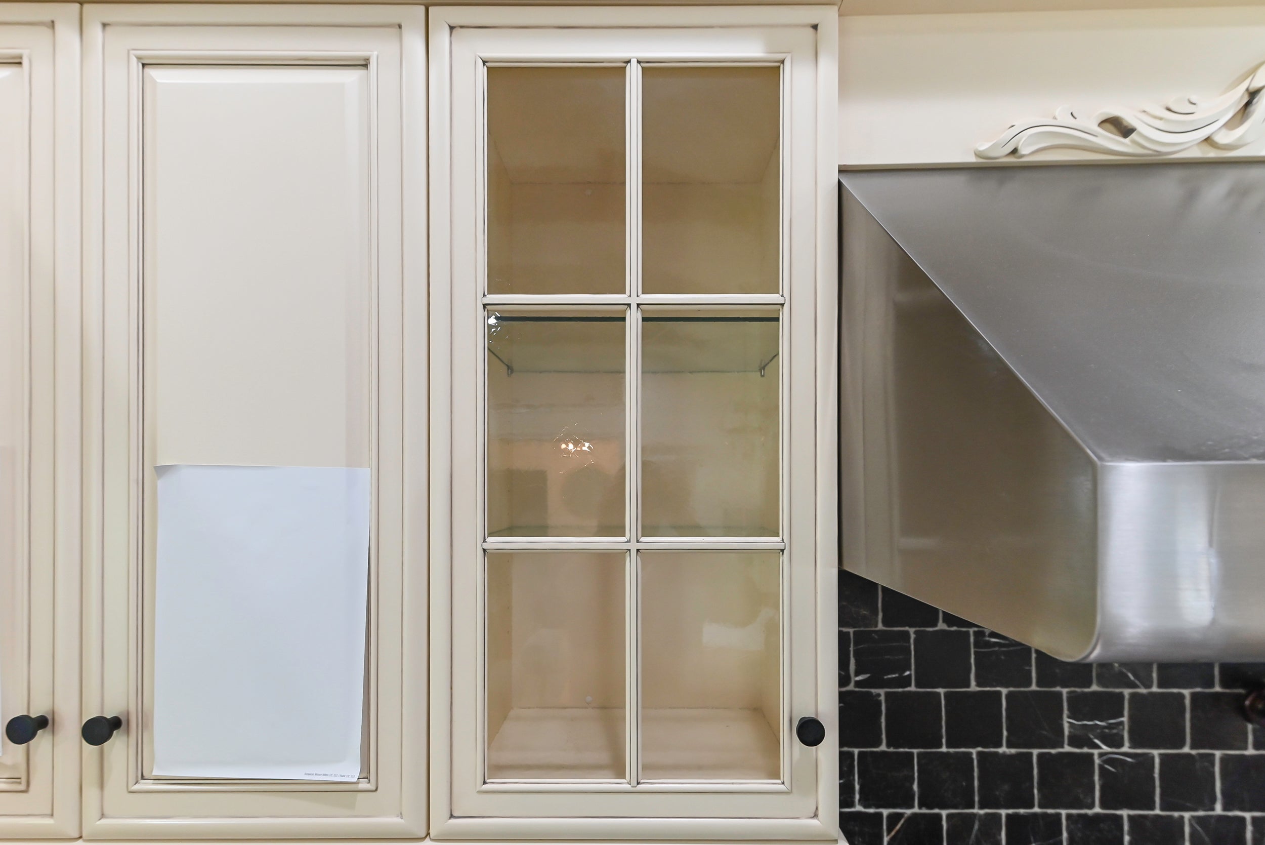 Brookhaven Beauty: Traditional Cream Kitchen with Island & Appliances