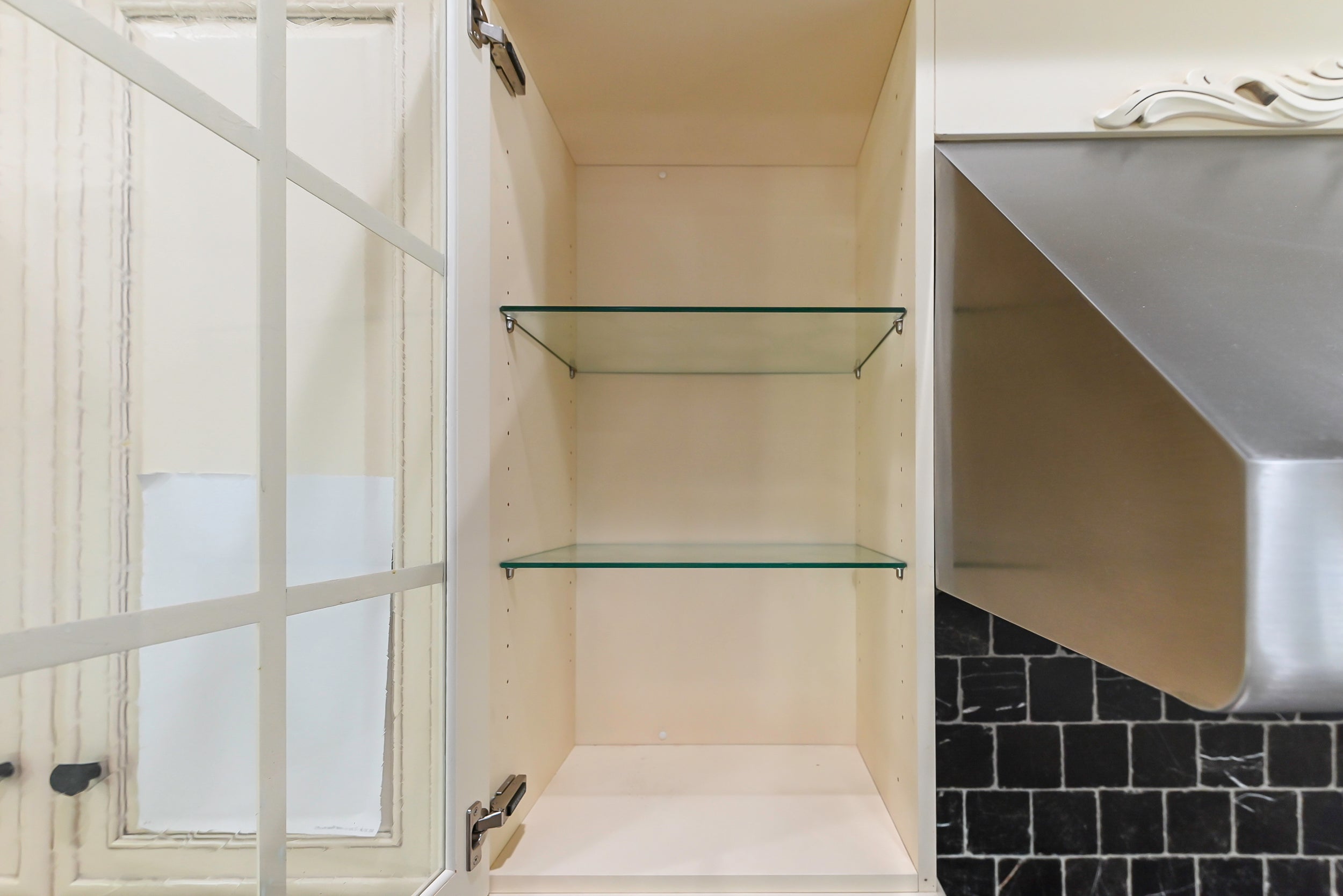 Brookhaven Beauty: Traditional Cream Kitchen with Island & Appliances