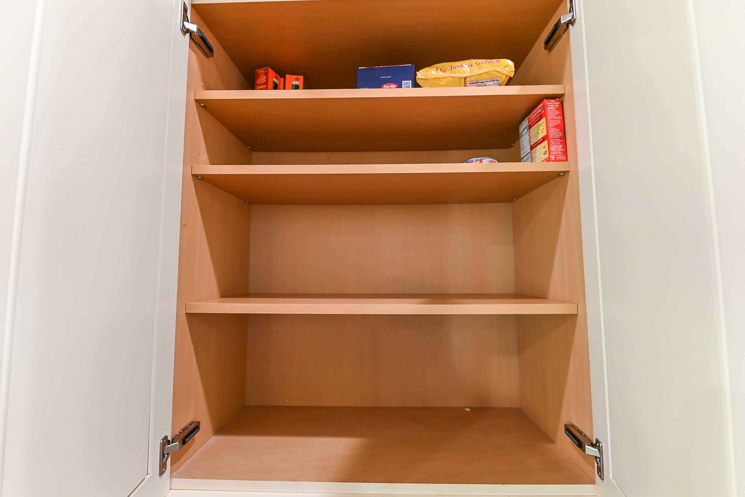 Brookhaven Beauty: Traditional Cream Kitchen with Island & Appliances