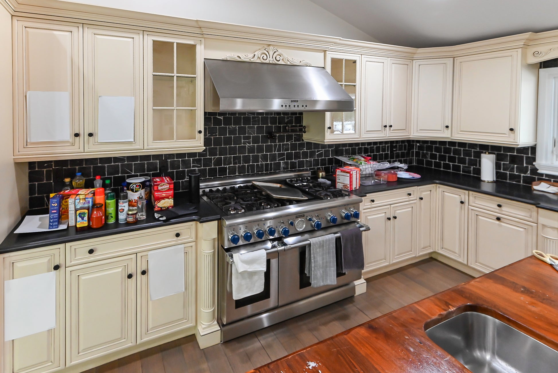 Brookhaven Traditional Cream Pre-Owned Kitchen with Island, Granite Countertops and Appliances