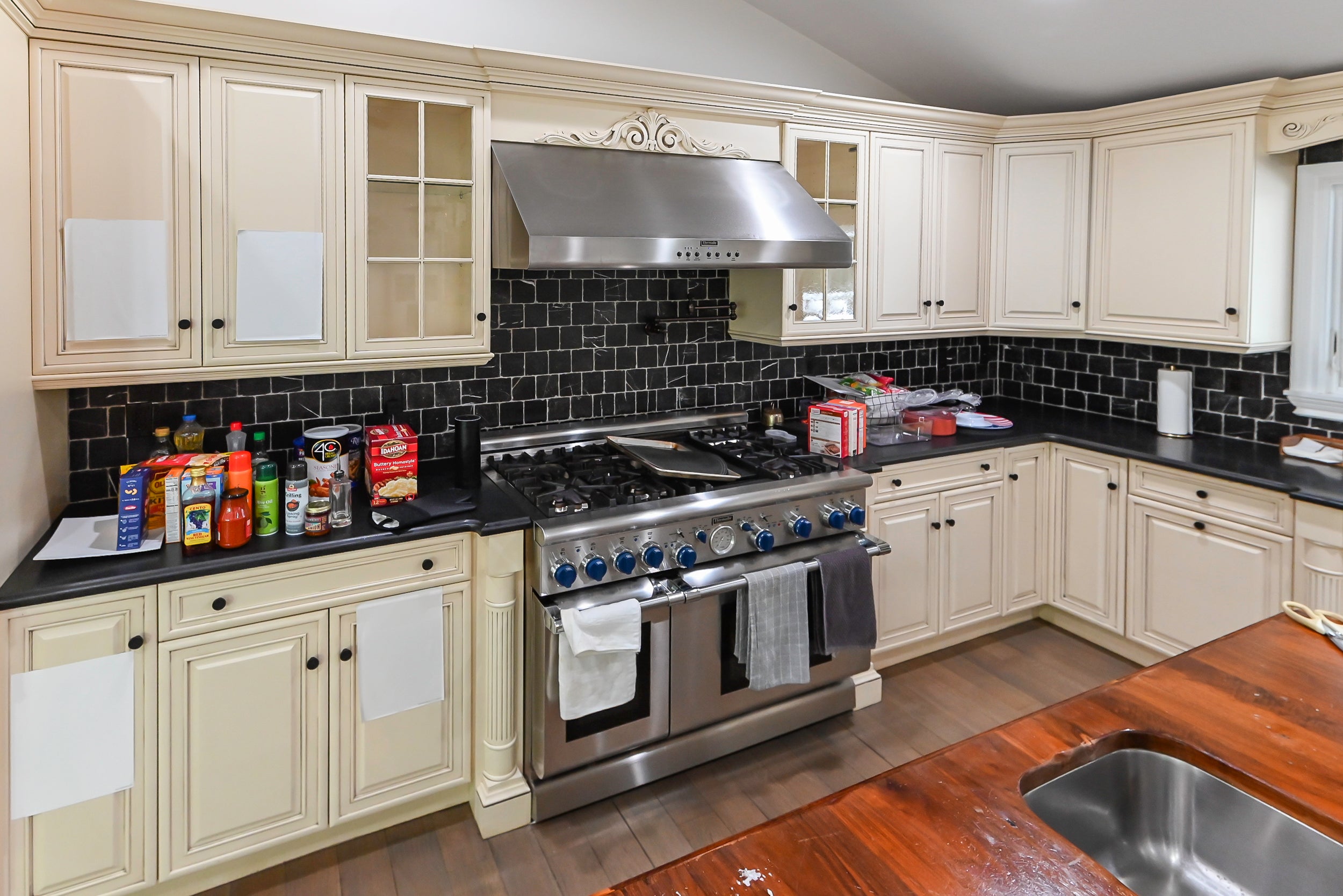 Brookhaven Traditional Cream Pre-Owned Kitchen with Island, Granite Countertops and Appliances