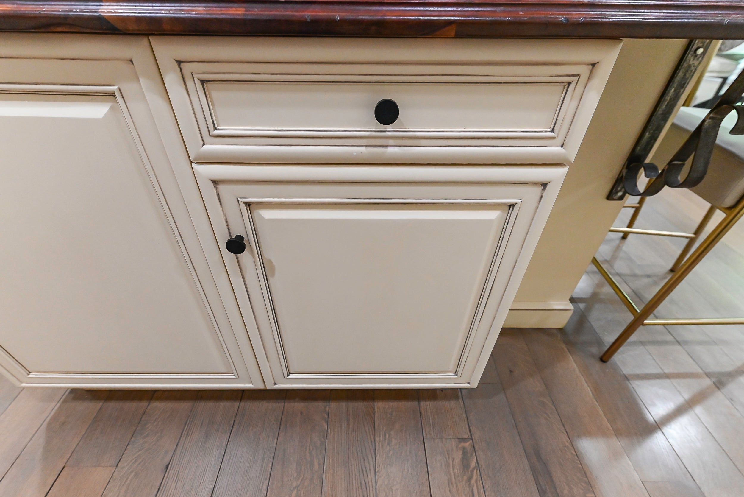 Brookhaven Beauty: Traditional Cream Kitchen with Island & Appliances