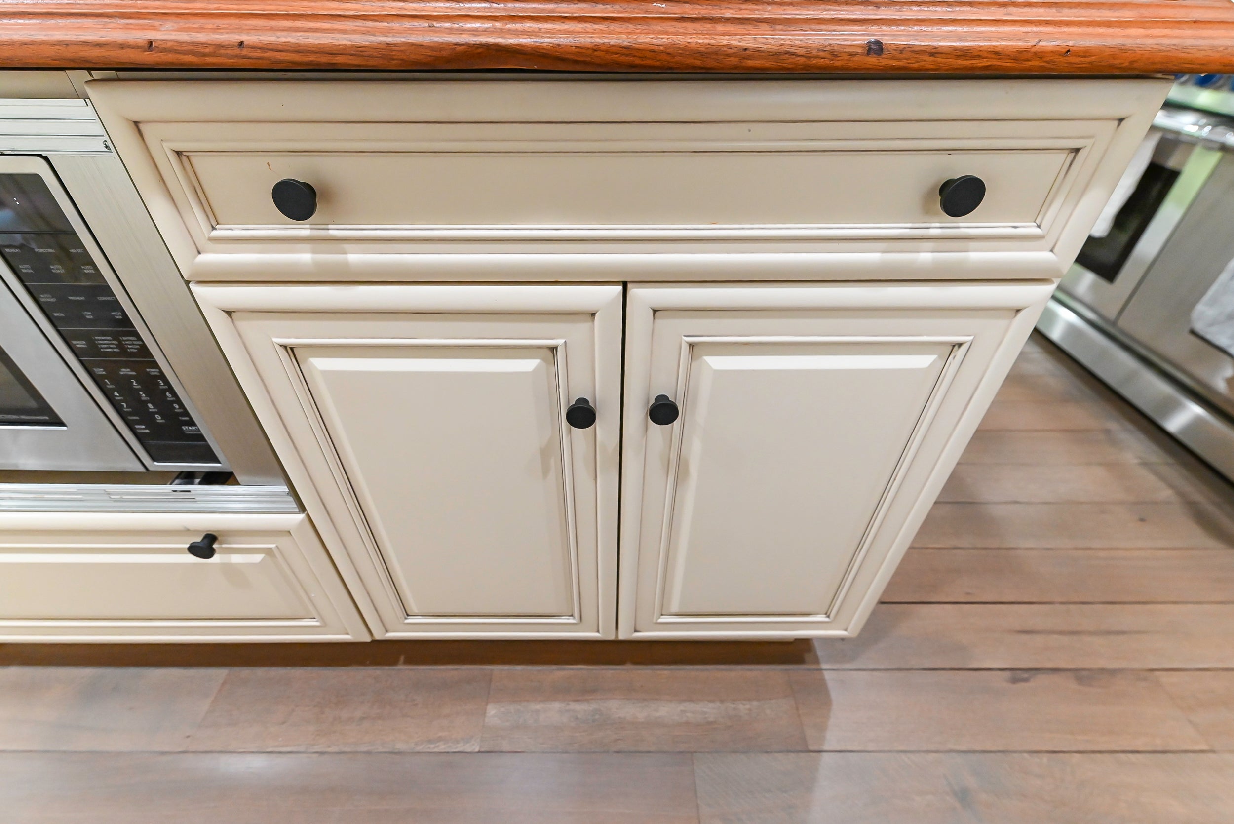 Brookhaven Beauty: Traditional Cream Kitchen with Island & Appliances