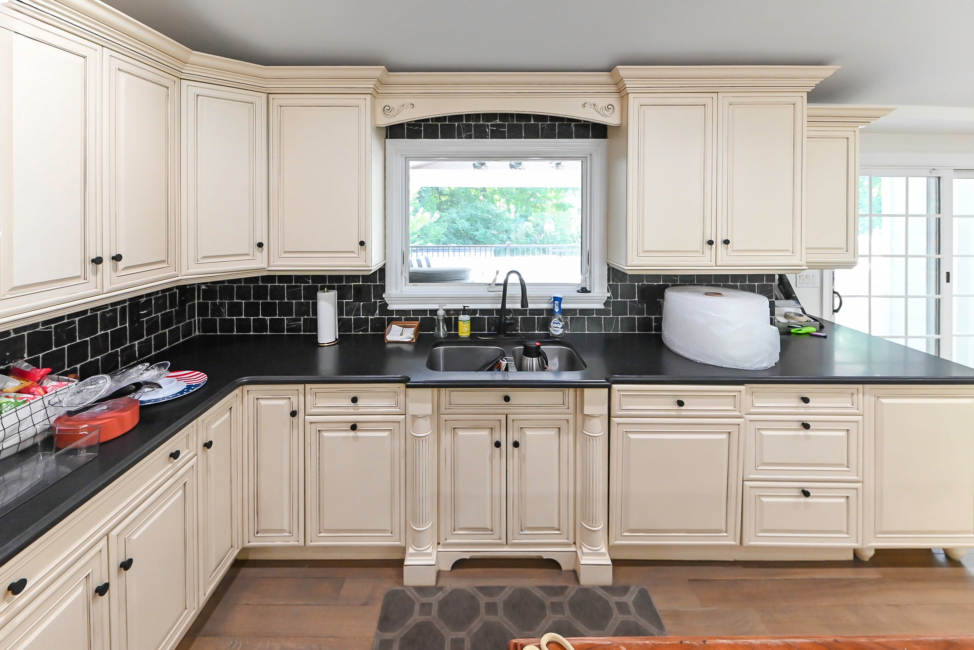 Brookhaven Traditional Cream Pre-Owned Kitchen with Island, Granite Countertops and Appliances