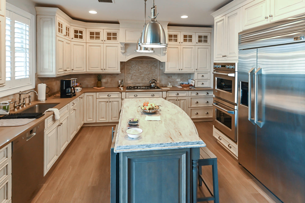 Ultracraft Traditional Cream Pre-Owned Kitchen with Granite and Stone Island and Appliances