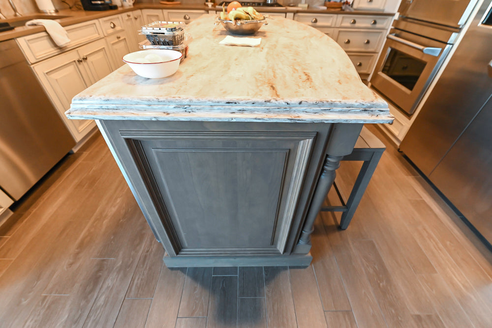 Ultracraft Traditional Cream Pre-Owned Kitchen with Granite and Stone Island and Appliances