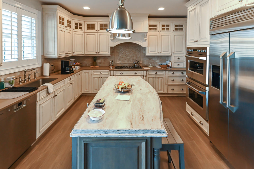 Ultracraft Traditional Cream Pre-Owned Kitchen with Granite and Stone Island and Appliances