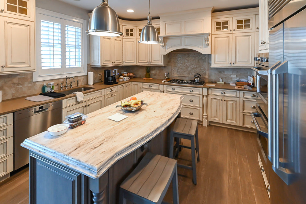 Ultracraft Traditional Cream Pre-Owned Kitchen with Granite and Stone Island and Appliances