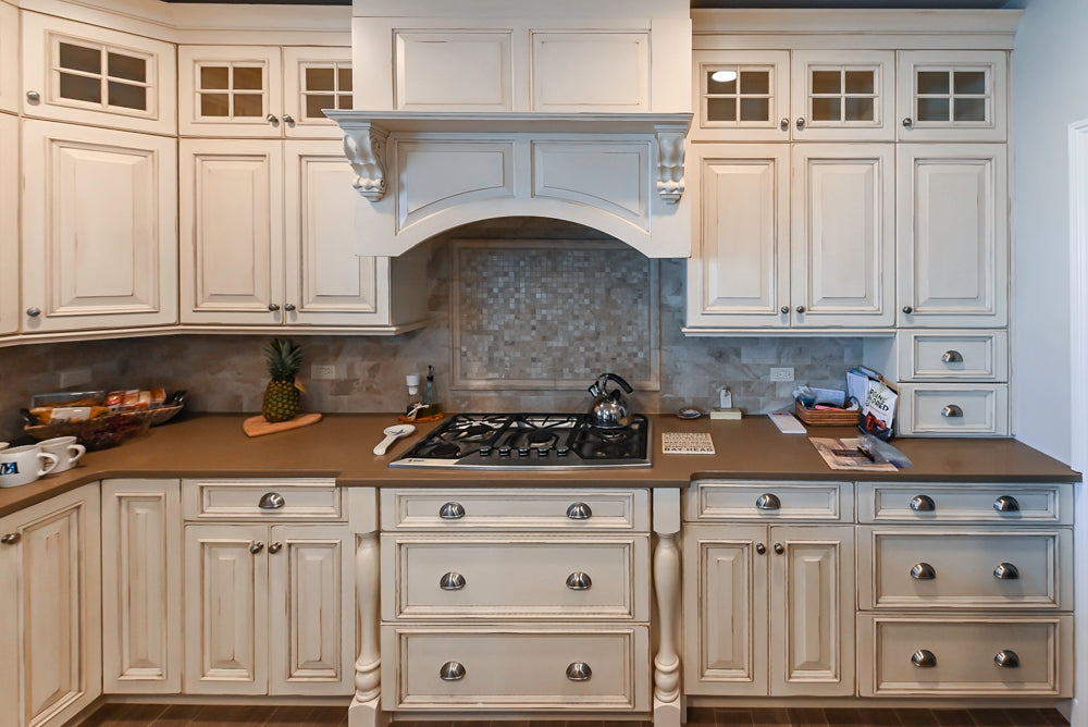 Ultracraft Traditional Cream Pre-Owned Kitchen with Granite and Stone Island and Appliances