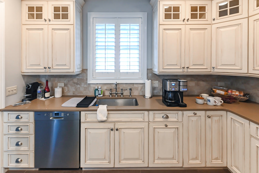 Ultracraft Traditional Cream Pre-Owned Kitchen with Granite and Stone Island and Appliances