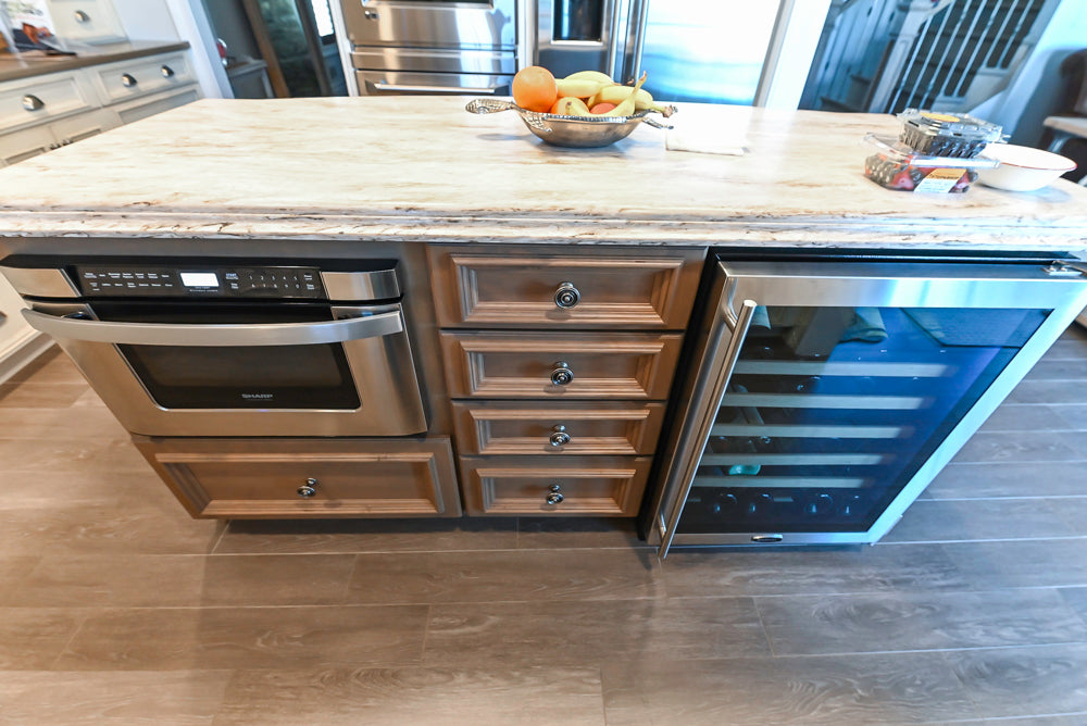 Ultracraft Traditional Cream Pre-Owned Kitchen with Granite and Stone Island and Appliances