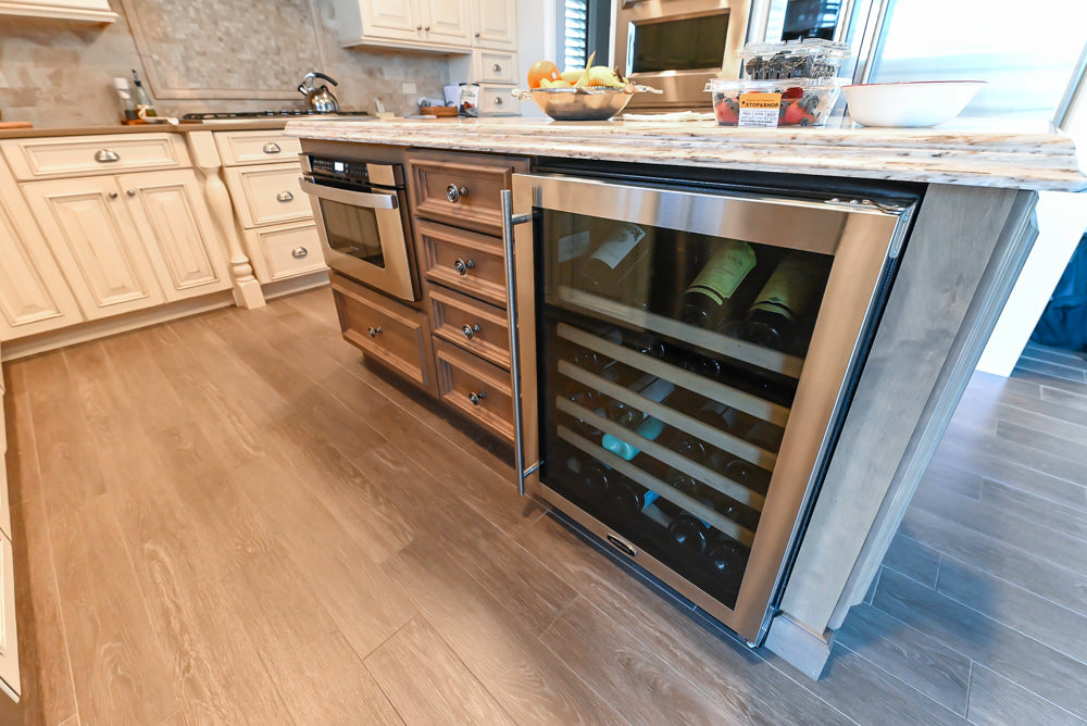 Ultracraft Traditional Cream Pre-Owned Kitchen with Granite and Stone Island and Appliances