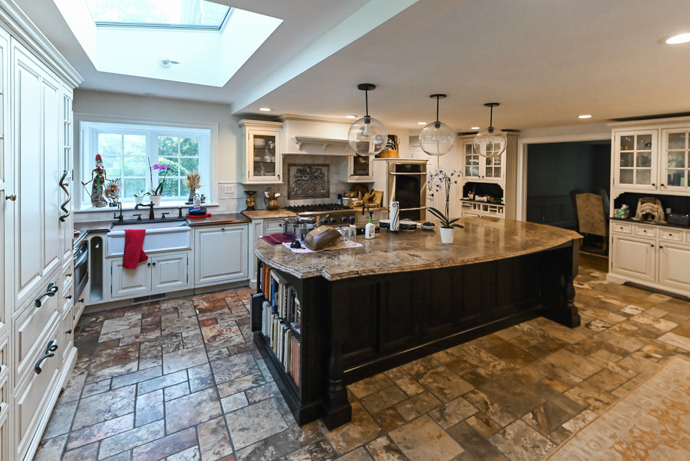 Heirloom Traditional Off-White Pre-Owned Kitchen with Island and Appliances