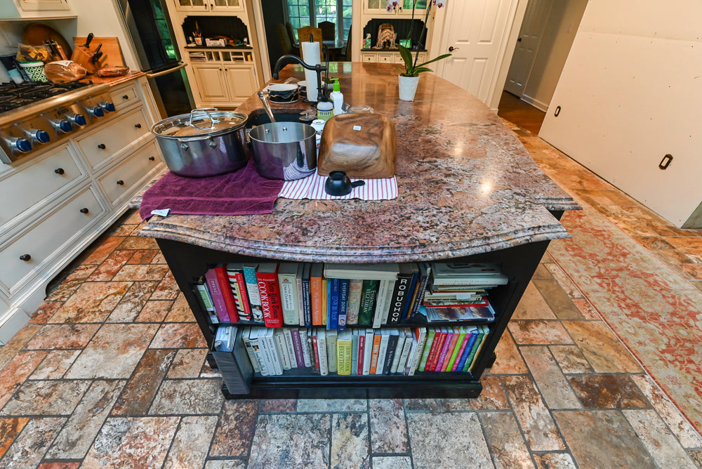 Heirloom Traditional Off-White Pre-Owned Kitchen with Island and Appliances