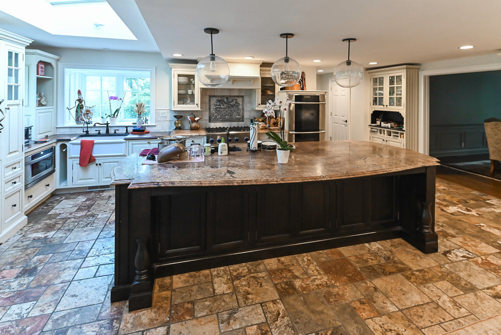 Heirloom Traditional Off-White Pre-Owned Kitchen with Island and Appliances