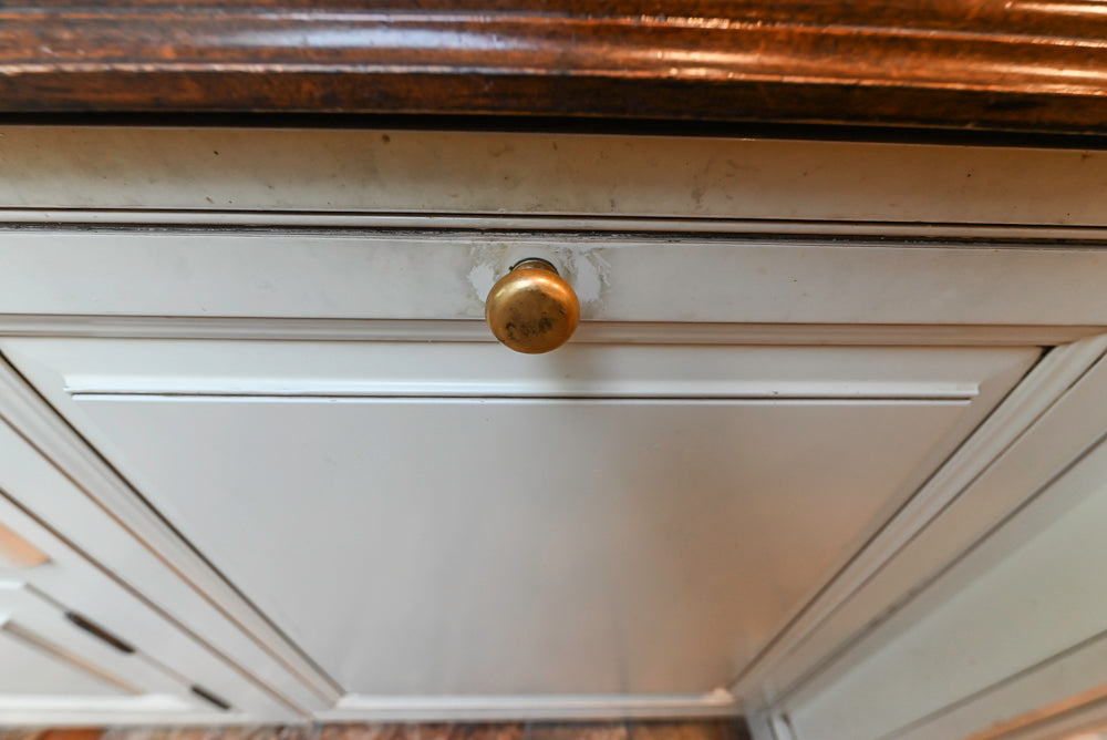 Heirloom Heritage: Traditional Off-White Kitchen with Island & Appliances