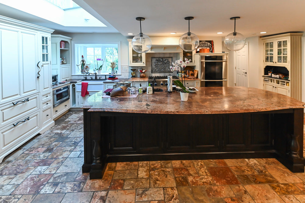 Heirloom Traditional Off-White Pre-Owned Kitchen with Island and Appliances