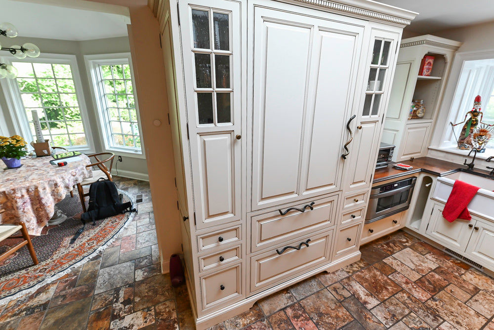 Heirloom Heritage: Traditional Off-White Kitchen with Island & Appliances