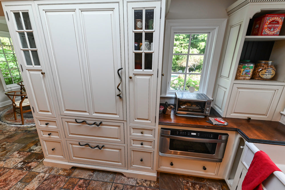 Heirloom Heritage: Traditional Off-White Kitchen with Island & Appliances