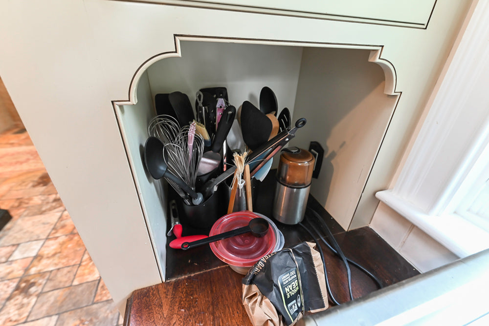 Heirloom Heritage: Traditional Off-White Kitchen with Island & Appliances