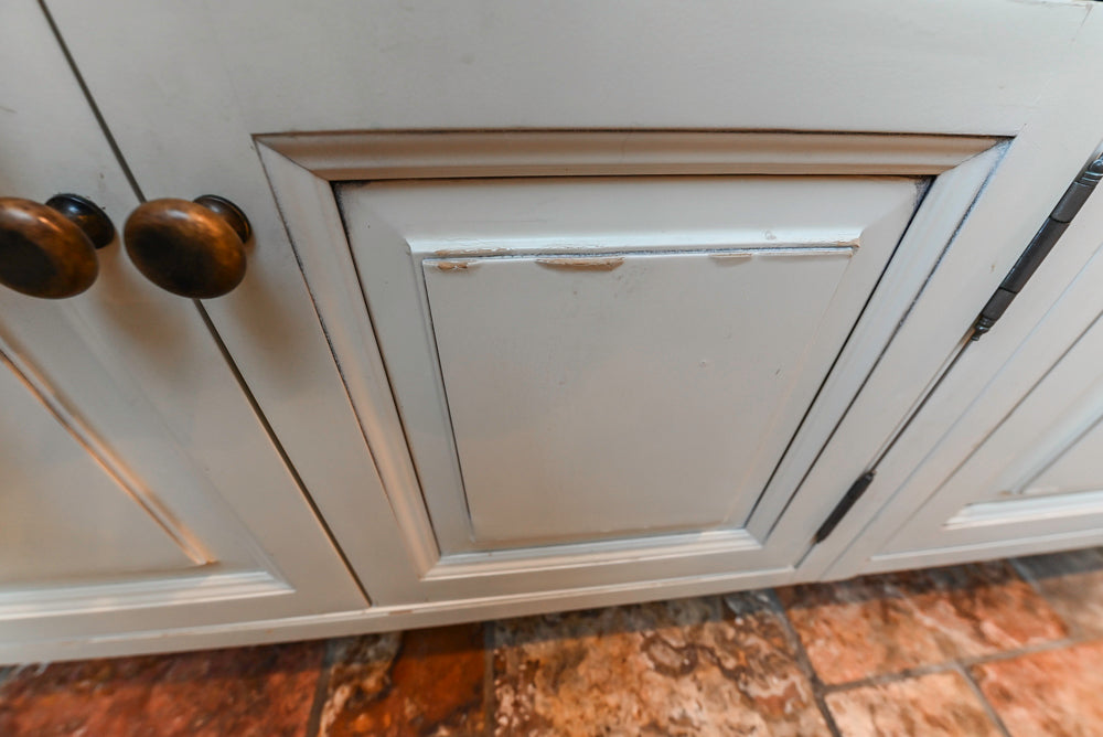 Heirloom Heritage: Traditional Off-White Kitchen with Island & Appliances