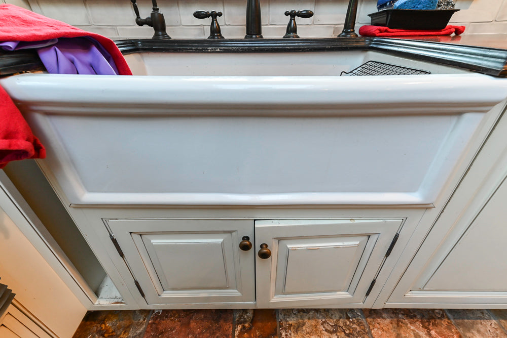 Heirloom Heritage: Traditional Off-White Kitchen with Island & Appliances
