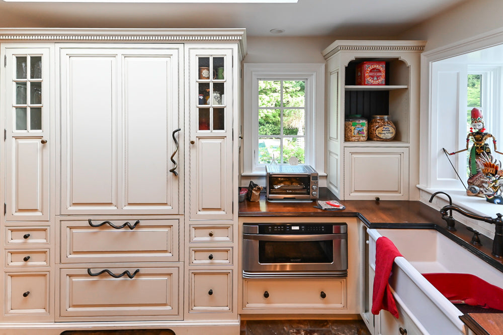 Heirloom Traditional Off-White Pre-Owned Kitchen with Island and Appliances